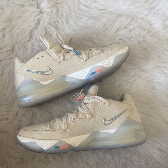 Lebron 17 Low Easter - Picture 2 of 5